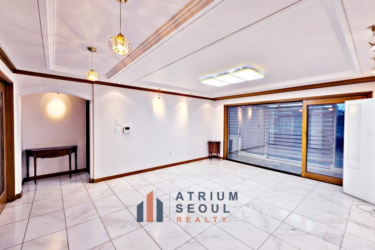 Wide Living room in 4BR Cozy Family Home For Rent in French Village, Banpo, Seoul