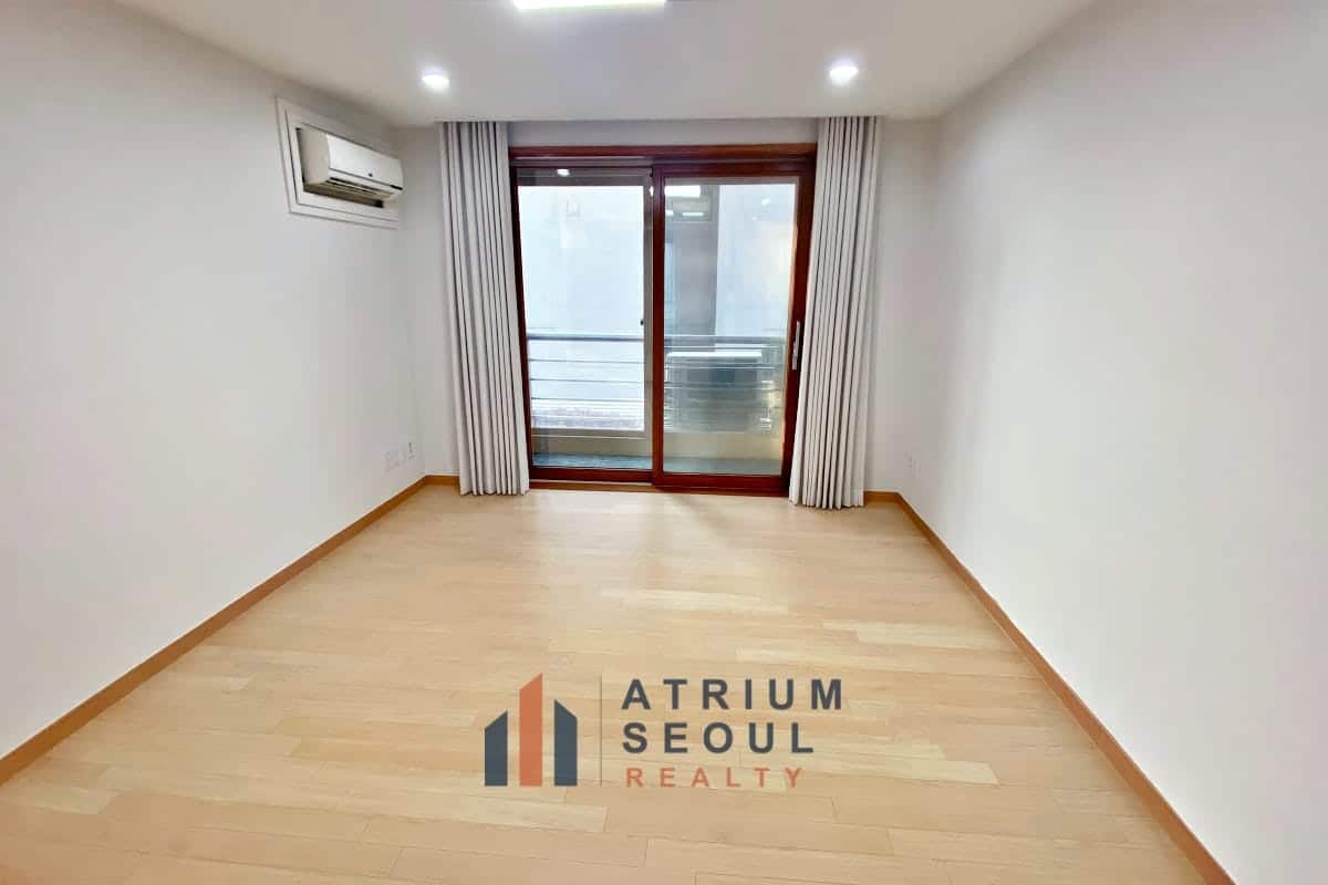 Another room Spacious Modern Apartment Near SFS