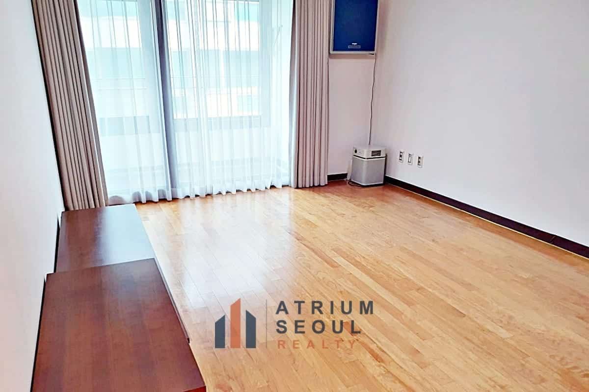 Another room in Luxury 5-Bedroom House for Rent in French Village Seoul