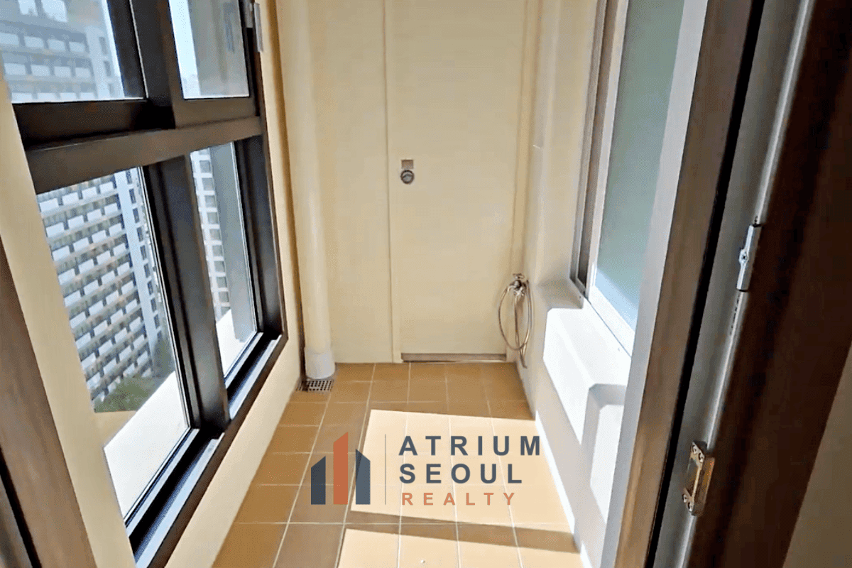 Balcony Spacious 4 Bedroom Apartment for Rent in Helio City Jamsil, Songpa, Seoul - Atrium Seoul Realty