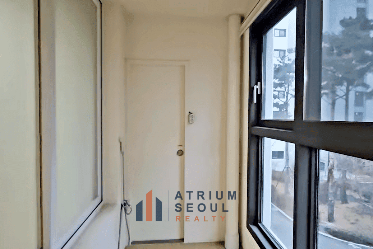 Balcony in 3 Bedroom Apartment for Rent in Helio City, Jamsil, Songpa - Atrium Seoul Realty
