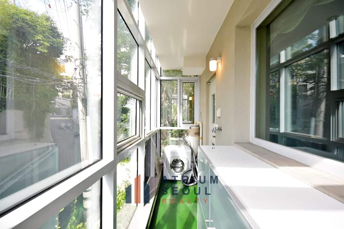 Balcony in Itaewon 3-Bedroom Residence For Rent - Apartment Rent in Seoul - Atrium Seoul Realty