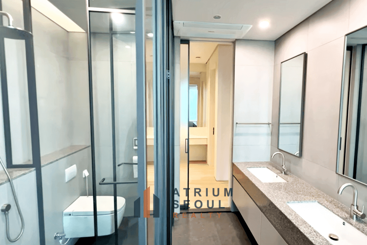 Bath room Acro Seoul Forest 3BR Apartment for Rent Seoul Forest & Han River view , Seoungsu, Seoul - Atrium Seoul Realty