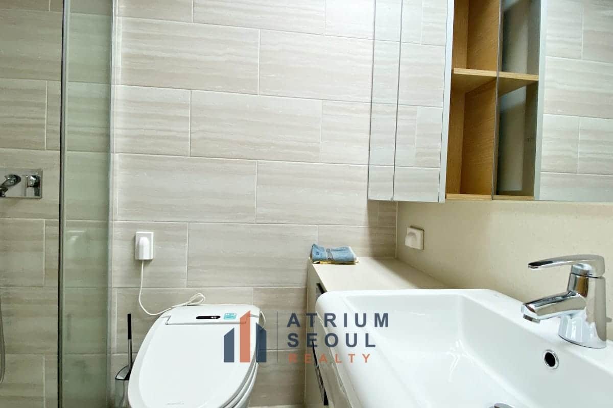 Bath room - Apartment in Yongsan For Rent