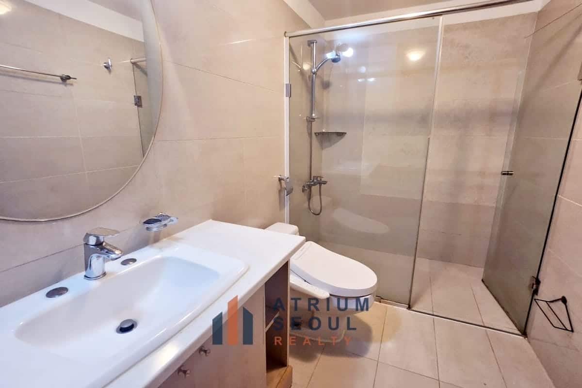 Bath room Luxury 4BR Villa For Rent near Hannam the hill in Seoul