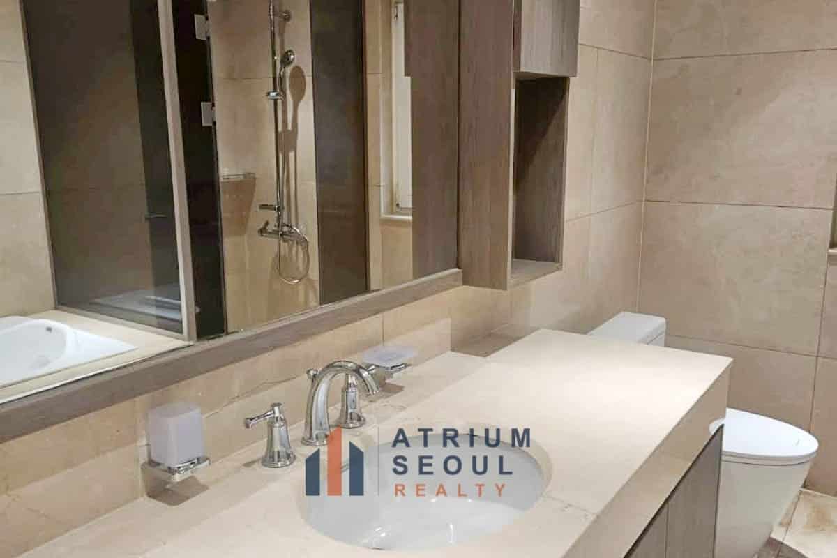 Bath room - Newly Renovated 4-Bedroom Home with Private Terrace For Rent in Banpo - Atrium Seoul Realty