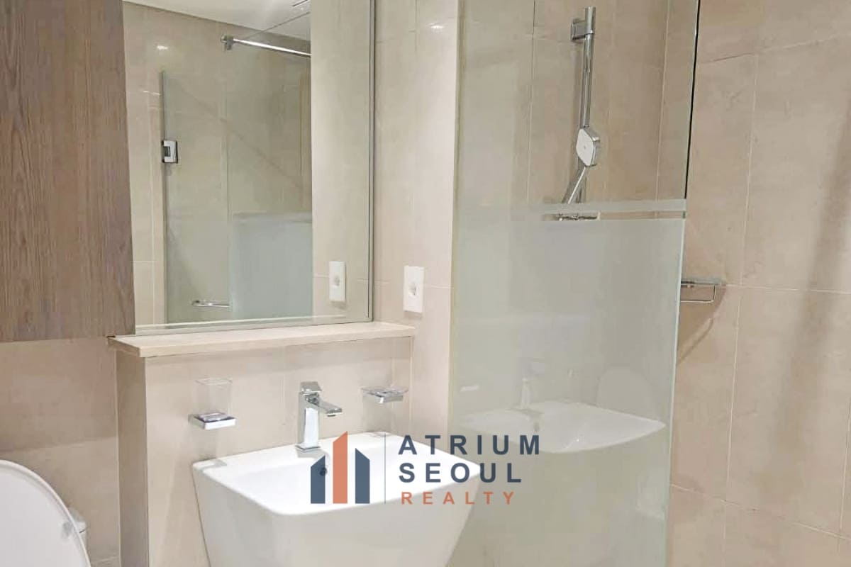 Bath room Newly Renovated 4-Bedroom Home with Private Terrace For Rent in Banpo - Atrium Seoul Realty
