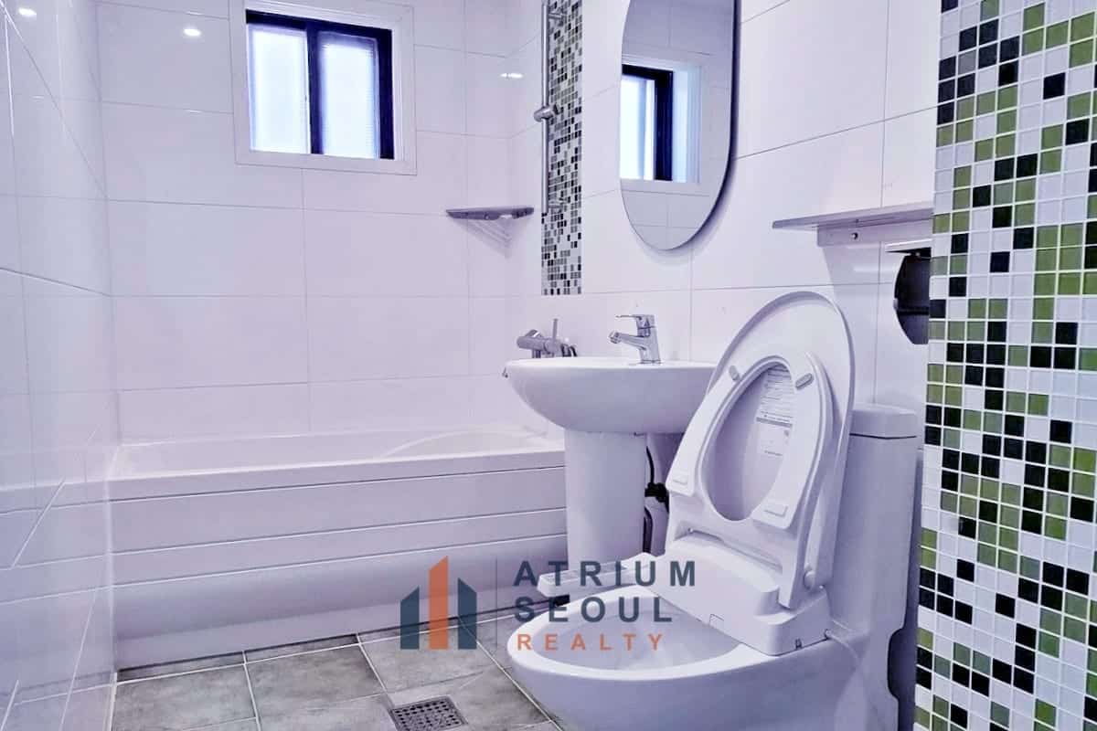 Bath room in 4BR Villa For Rent in Seorae Village, Banpo
