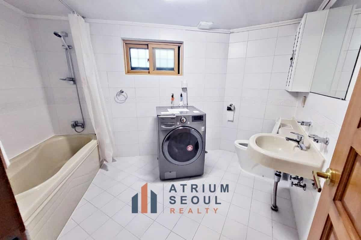 Bath room in Fully Furnished Apartment for Monthly Rent in Itaewon, Seoul