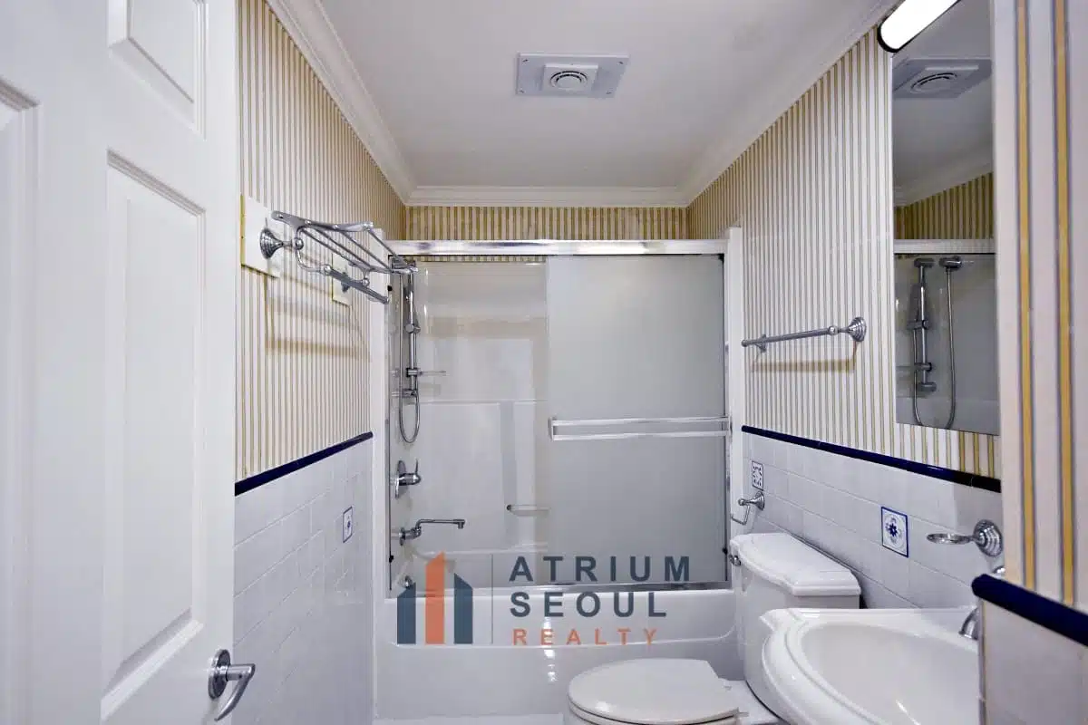 Bath room in Spacious 3BR Villa for Rent in Hannam-dong Yongsan in Seoul with Private Terrace
