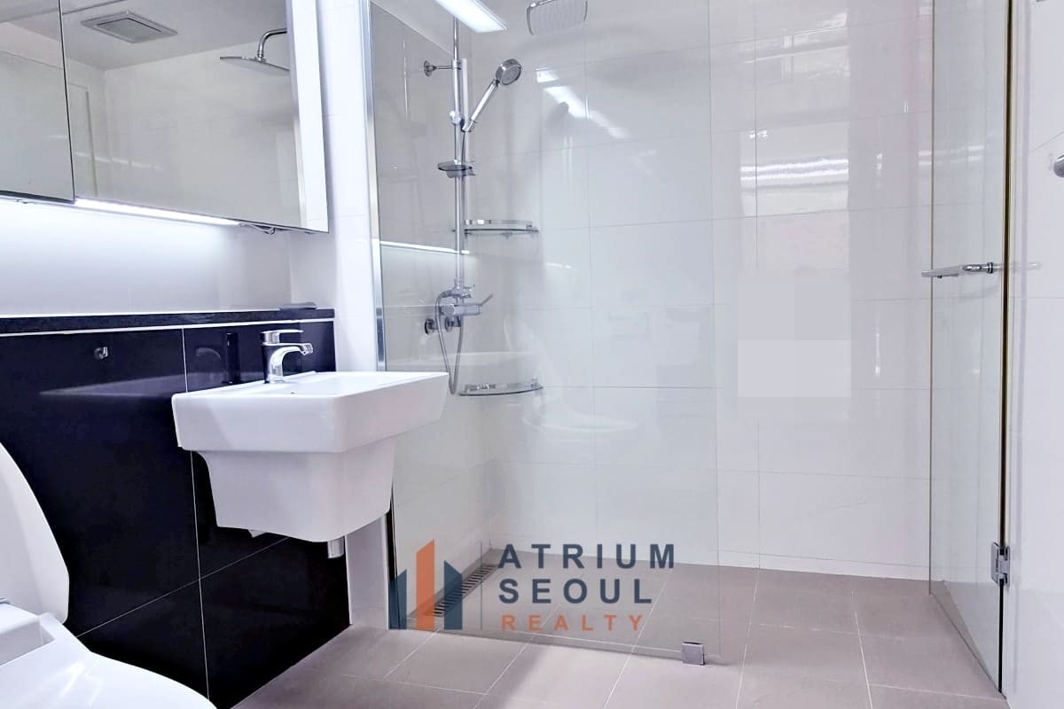 Bath room in Spacious 4BR Villa for Rent in Seorae Village - Near LFS - Atrium Seoul Realty
