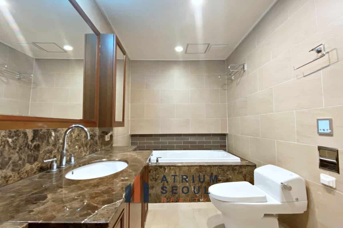 Bathroom- Monthly Rent Yongsan City Park Apartment
