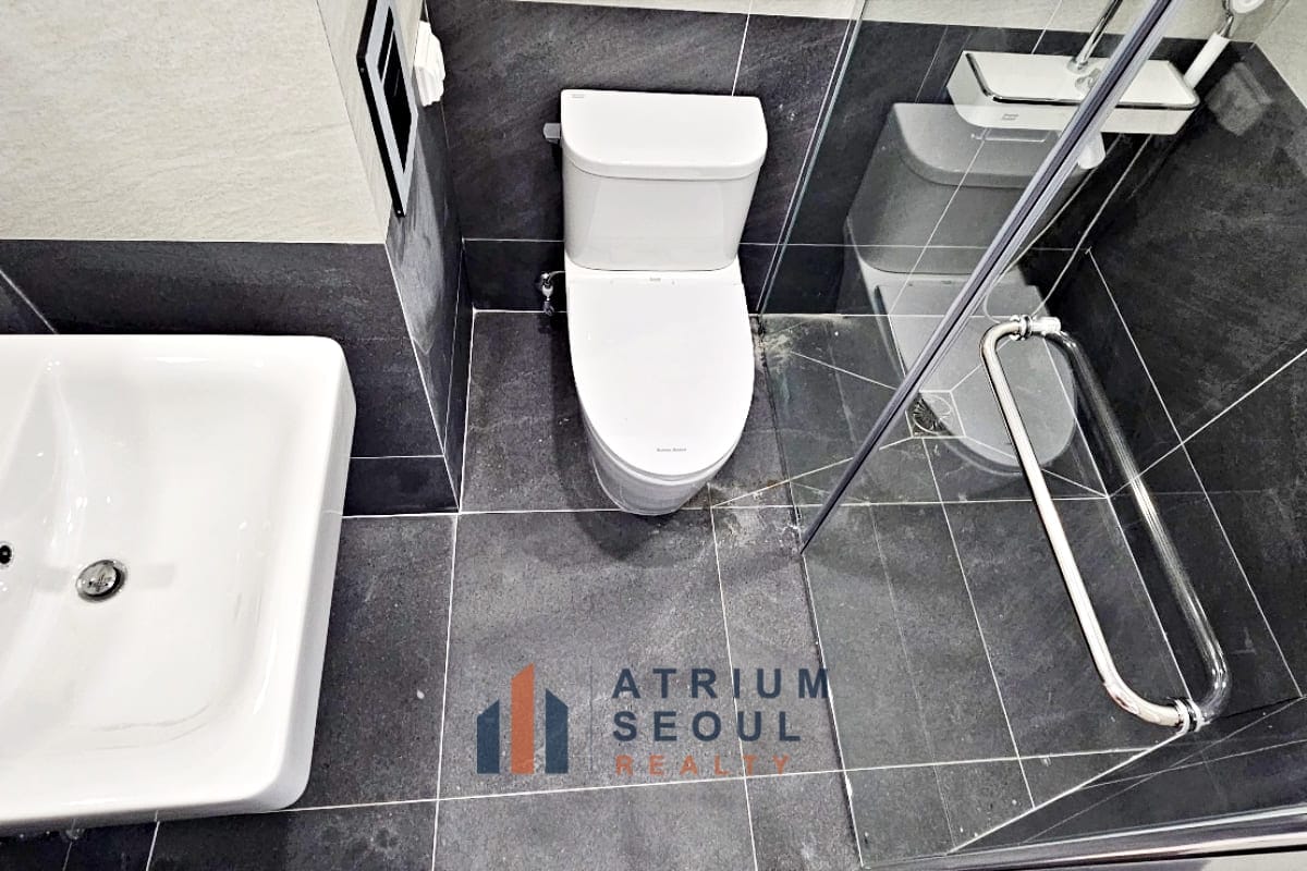 Bathroom in Modern Studio Apartment for Rent in Samseong-dong, Gangnam, Seoul