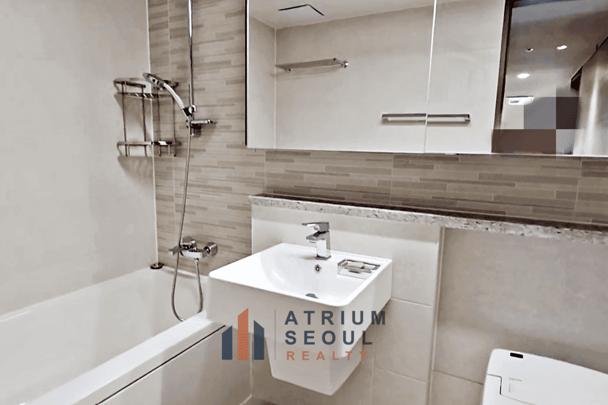 Bathroom in Spacious 4 Bedroom Apartment for Rent in Helio City Jamsil, Songpa, Seoul - Atrium Seoul Realty