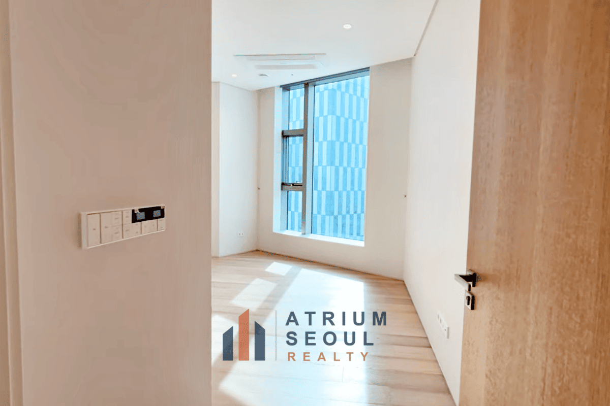 Bed room Entrance Acro Seoul Forest 3BR Apartment for Rent Seoul Forest & Han River view , Seoungsu, Seoul - Atrium Seoul Realty