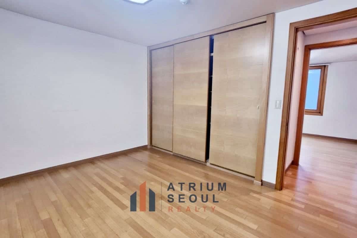 Bedroom Luxury 4BR Villa For Rent near Hannam the hill in Seoul