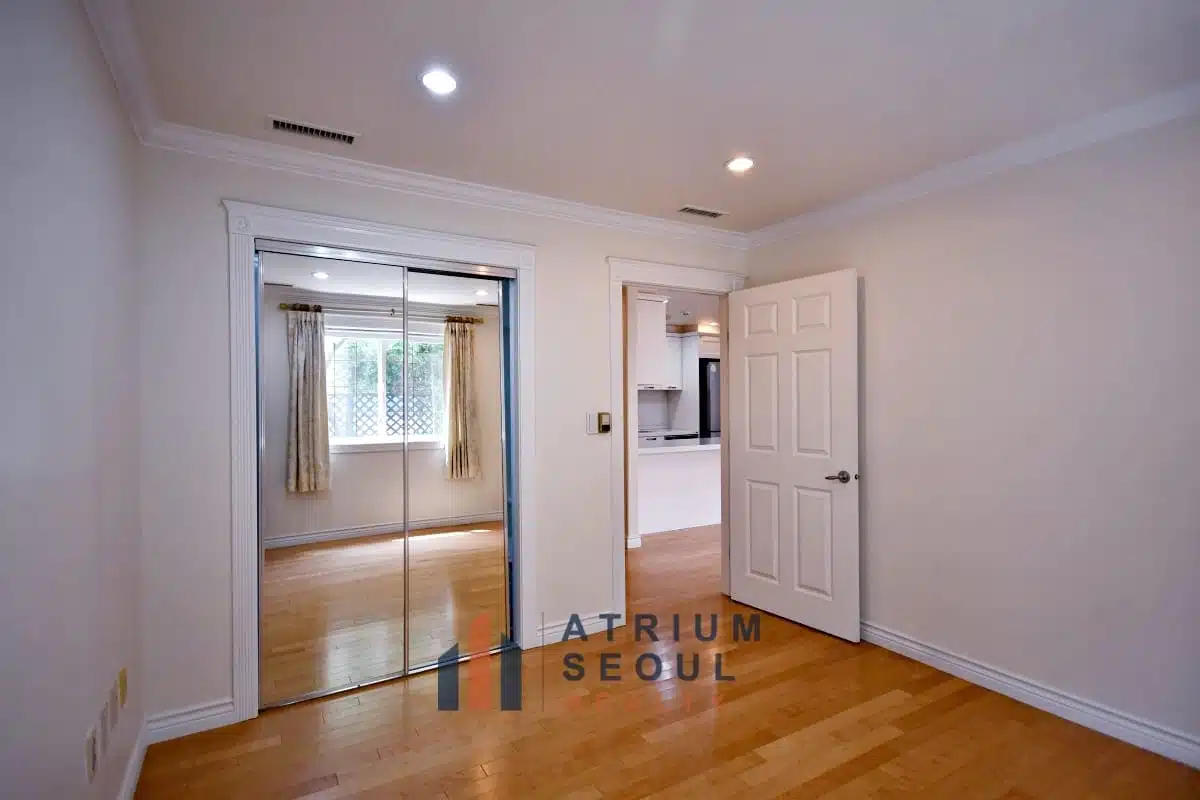 Bedroom Spacious 3BR Villa for Rent in Hannam-dong Yongsan in Seoul with Private Terrace