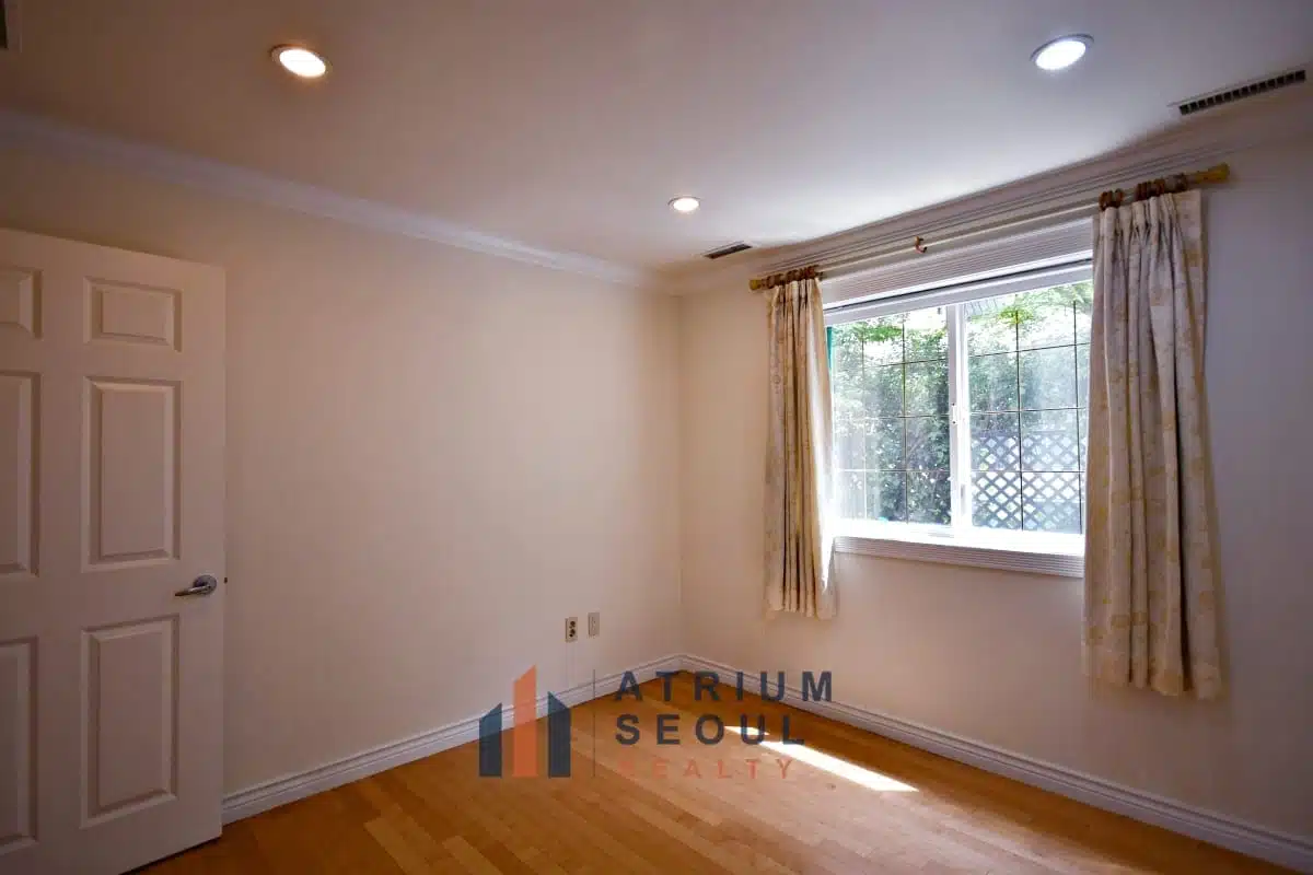 Bedroom - Spacious 3BR Villa for Rent in Hannam-dong Yongsan in Seoul with Private Terrace