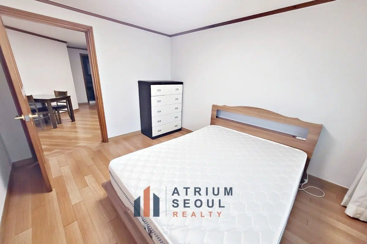 Bedroom in Fully Furnished Apartment for Monthly Rent in Itaewon, Seoul