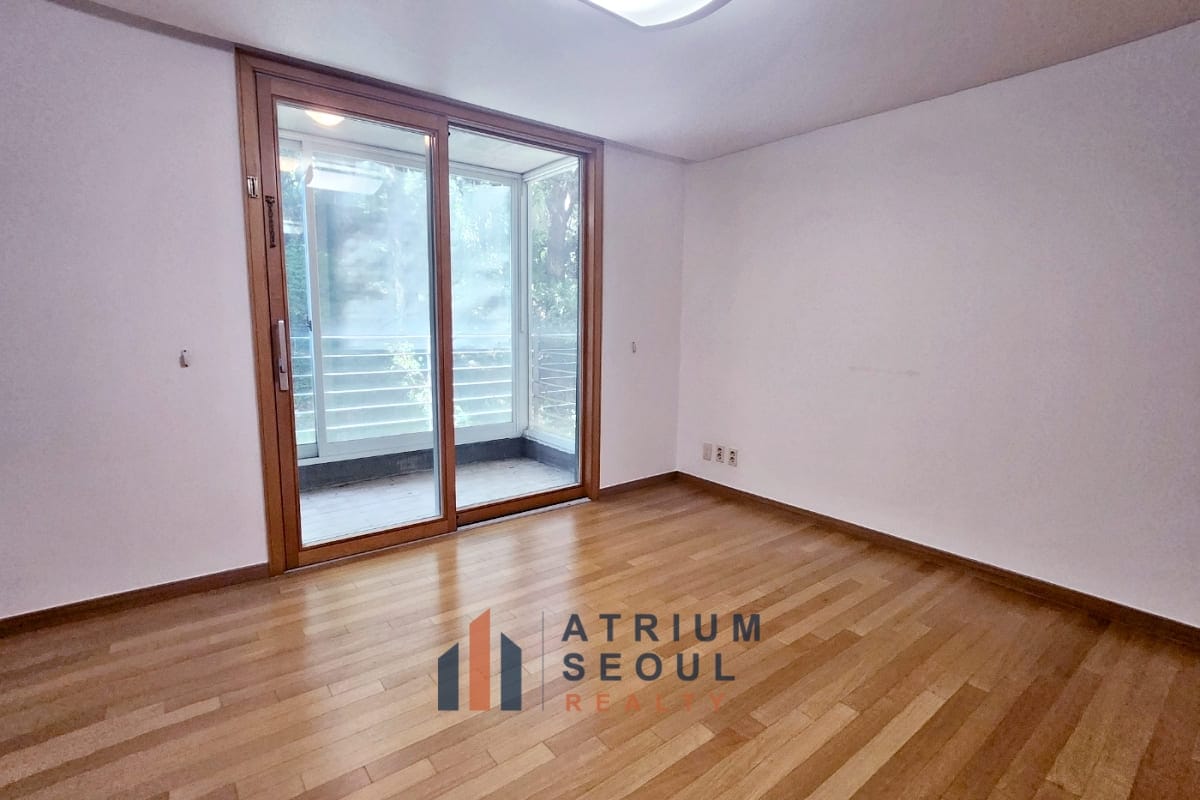 Bedroom in Luxury 4BR Villa For Rent near Hannam the hill in Seoul