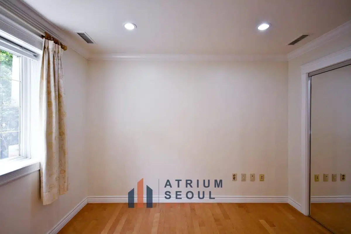 Bedroom in Spacious 3BR Villa for Rent in Hannam-dong Yongsan in Seoul with Private Terrace