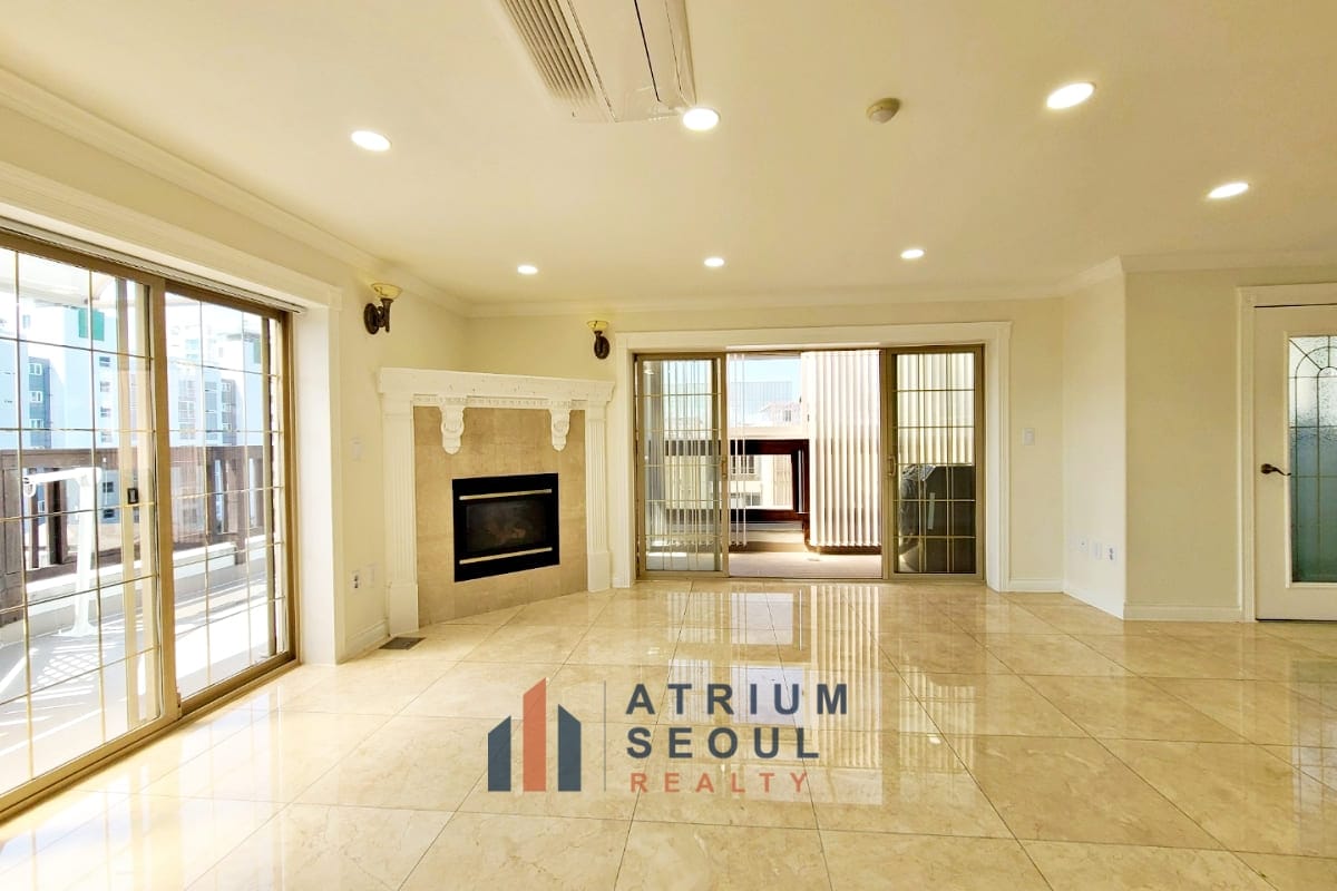 Bright Living room Luxury 4BR Duplex Villa For Rent in Yongsan, Seoul - Atrium Seoul Realty (10)
