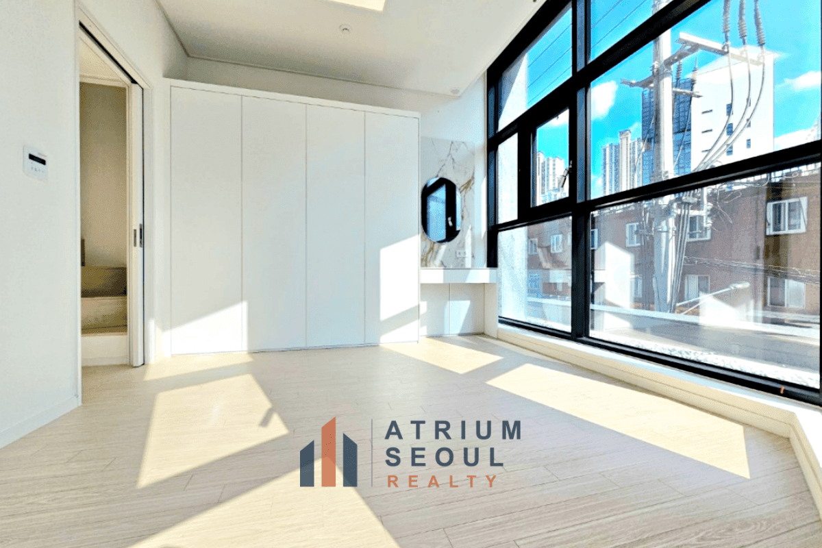 Bright Living room in Duplex Apartment for Rent in Gangnam