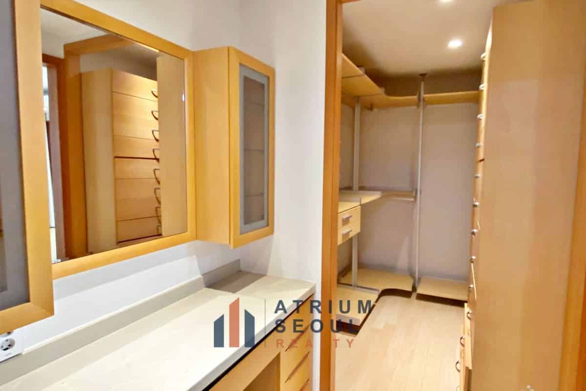Closet Spacious Modern Apartment Near SFS
