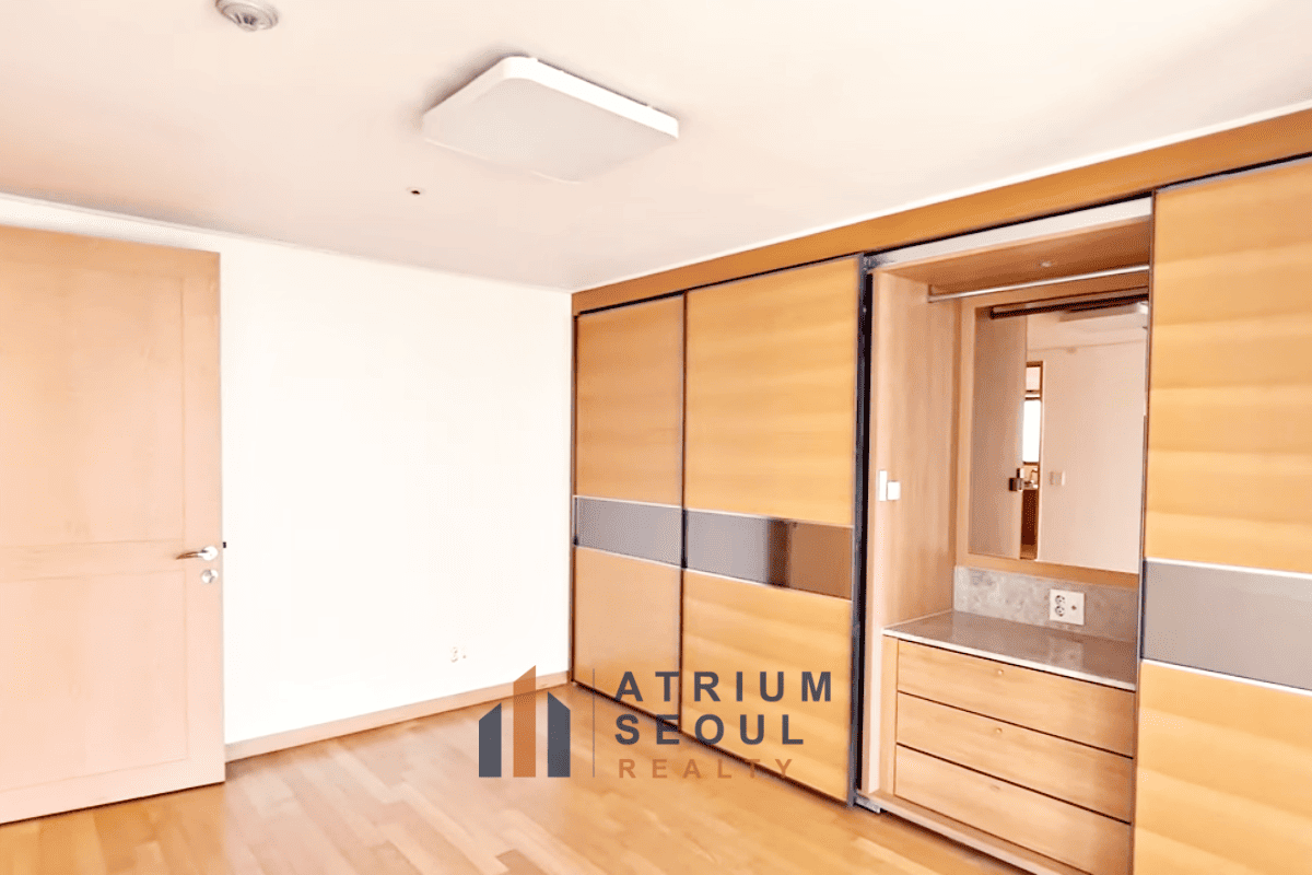 Closet in Master room 2BR Apartment for Rent at Cheongdam Xi in Gangnam, Seoul - Atrium Seoul Realty