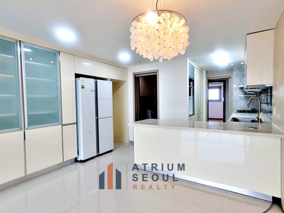 Dining area in Seoul Apartment Monthly Rent in French Village