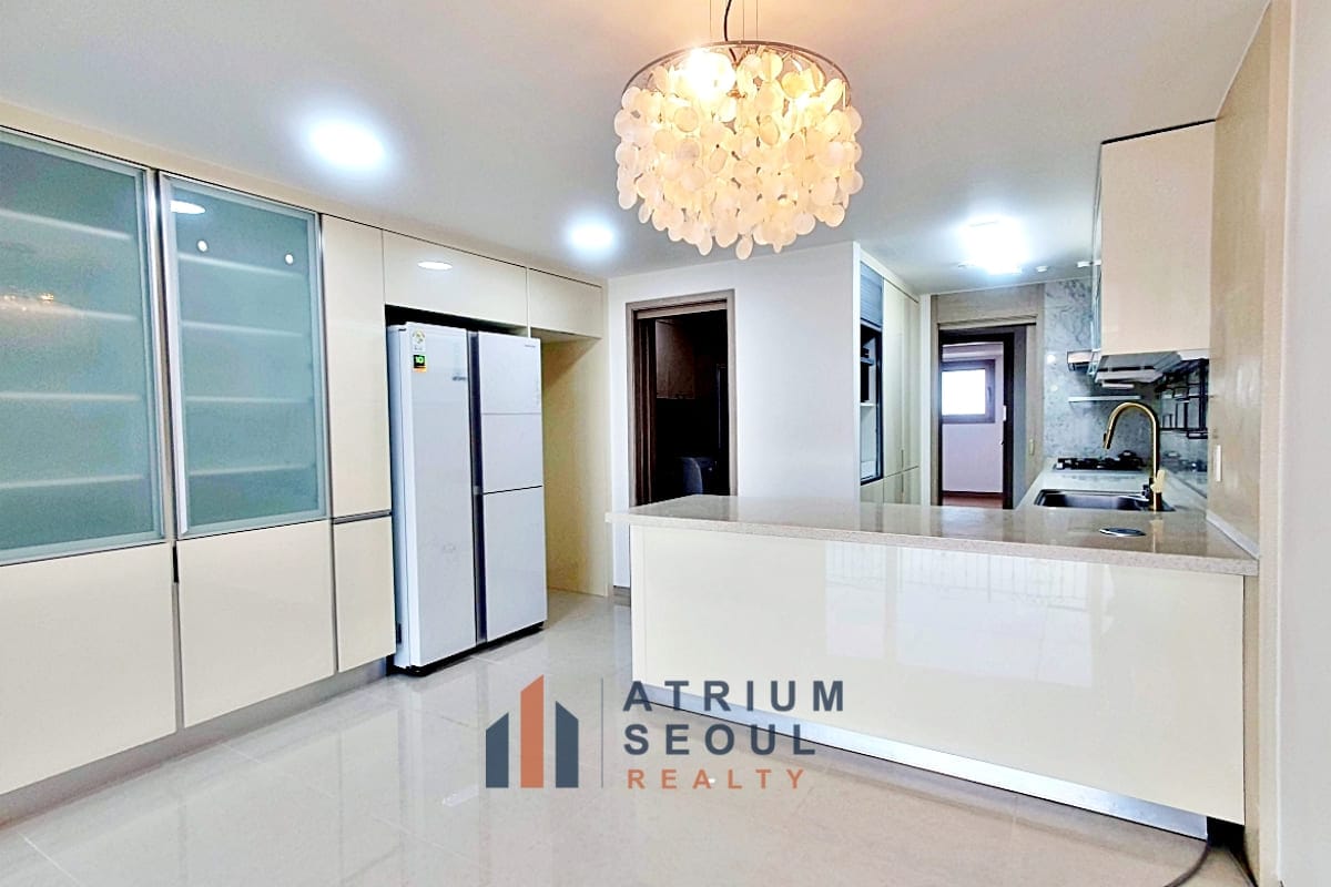Dining area in Seoul Apartment Monthly Rent in French Village
