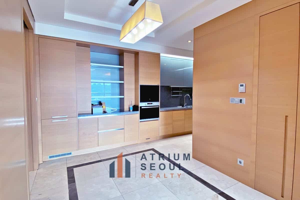 Dining area_SK Leaders View Namsan Apartment For Rent- Myeongdong (2)