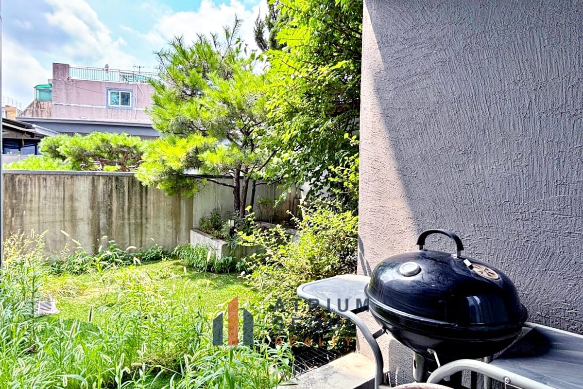 Garden - Apartment with Private garden in French Village - For Rent