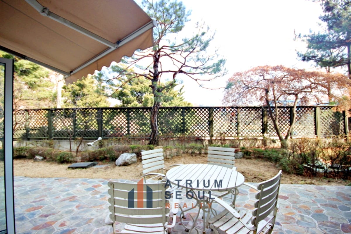 Garden Classic European-Style 3BR Villa with Private Garden for Rent in Hannam-dong