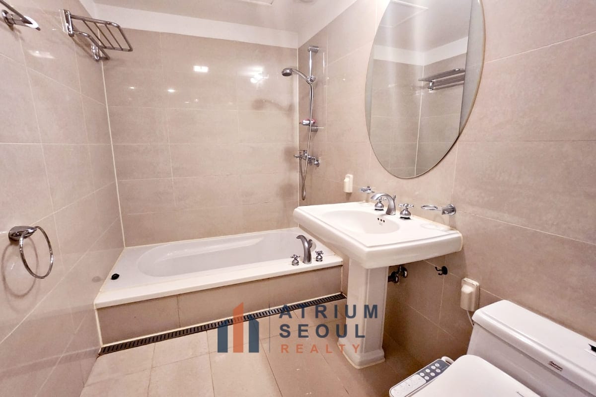 Guest Bath room in Luxury 4BR Villa For Rent near Hannam the hill in Seoul