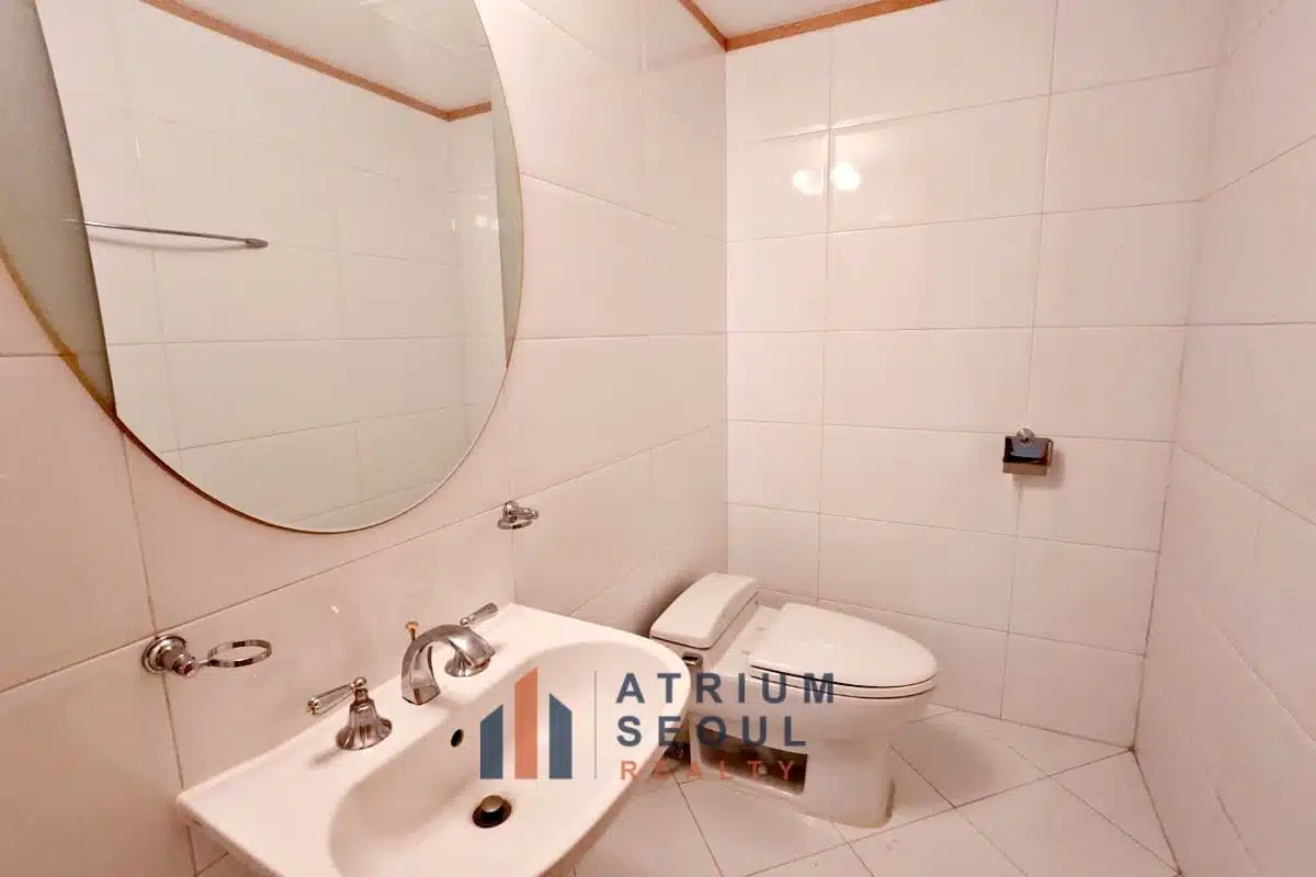 Guest Bathroom Luxury 4BR Villa For Rent near Hannam the hill in Seoul