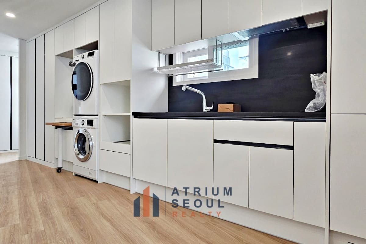 Kitchen in Modern Studio Apartment for Rent in Samseong-dong, Gangnam, Seoul