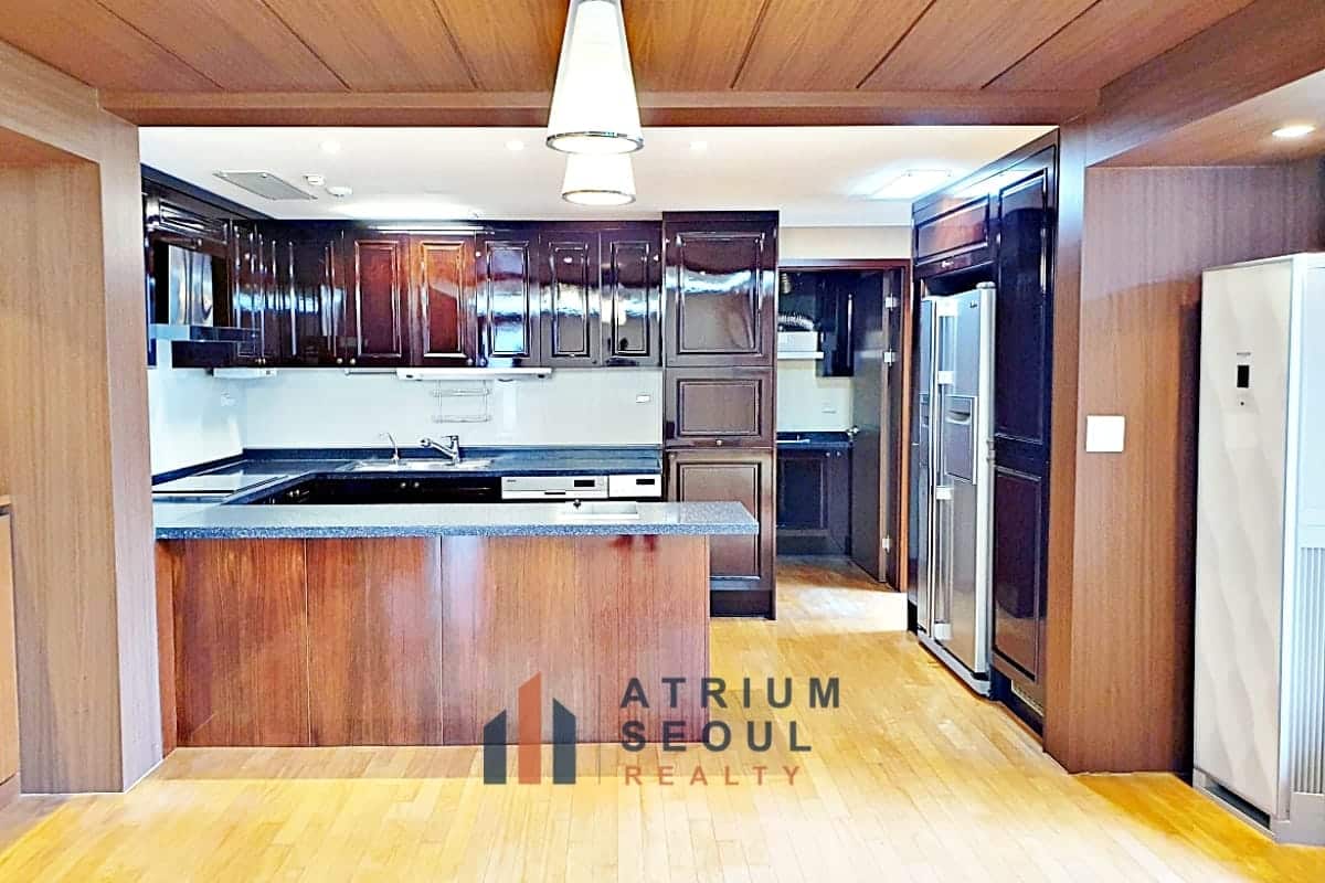 Kitchen - Luxury Apartment for Rent in French Village Seoul