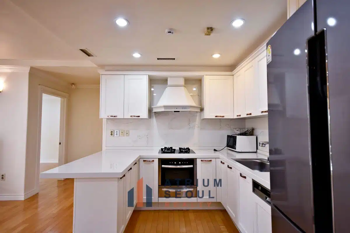 Kitchen Spacious 3BR Villa for Rent in Hannam-dong Yongsan in Seoul with Private Terrace