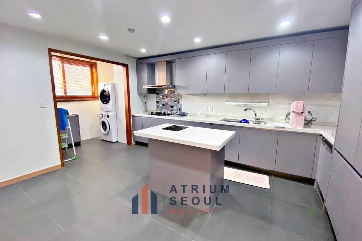 Kitchen Spacious Modern Apartment Near SFS