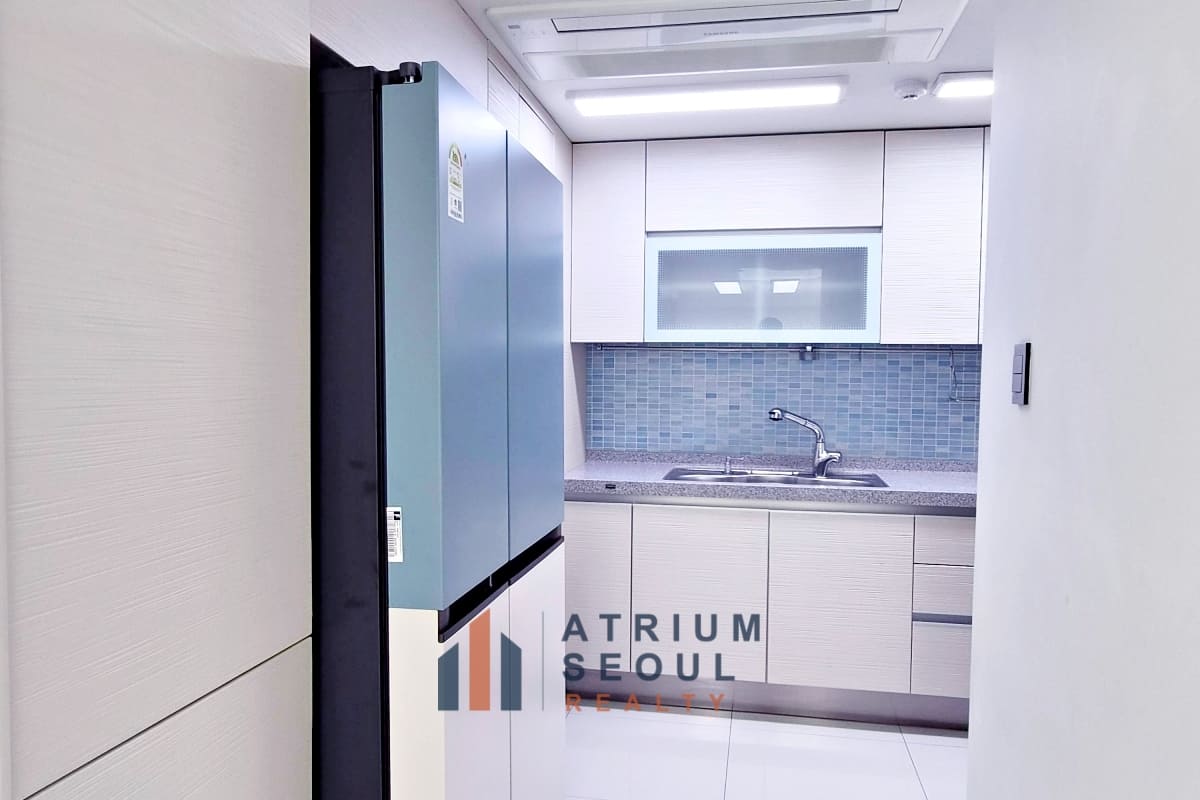 Kitchen appliances Spacious 4BR Villa for Rent in Seorae Village - Near LFS - Atrium Seoul Realty