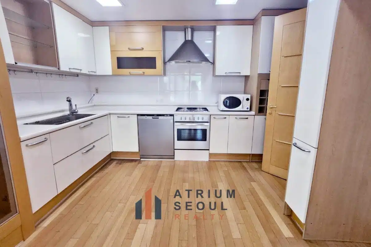 Kitchen area Luxury 4BR Villa For Rent near Hannam the hill in Seoul