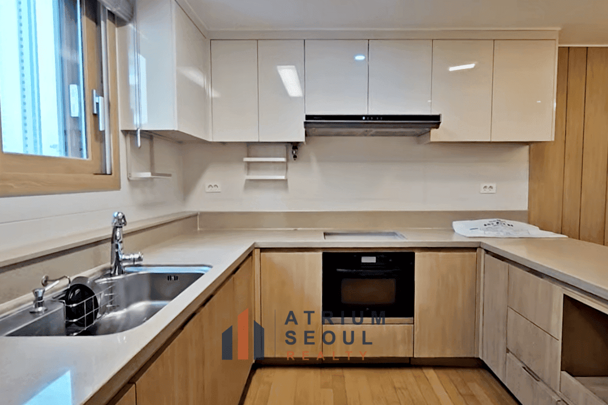 Kitchen in 3 Bedroom Apartment for Rent in Helio City, Jamsil, Songpa - Atrium Seoul Realty