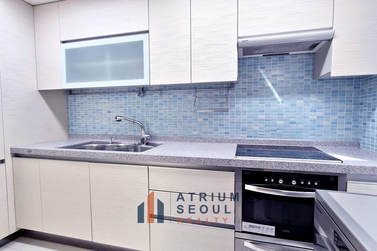Kitchen in Spacious 4BR Villa for Rent in Seorae Village - Near LFS - Atrium Seoul Realty