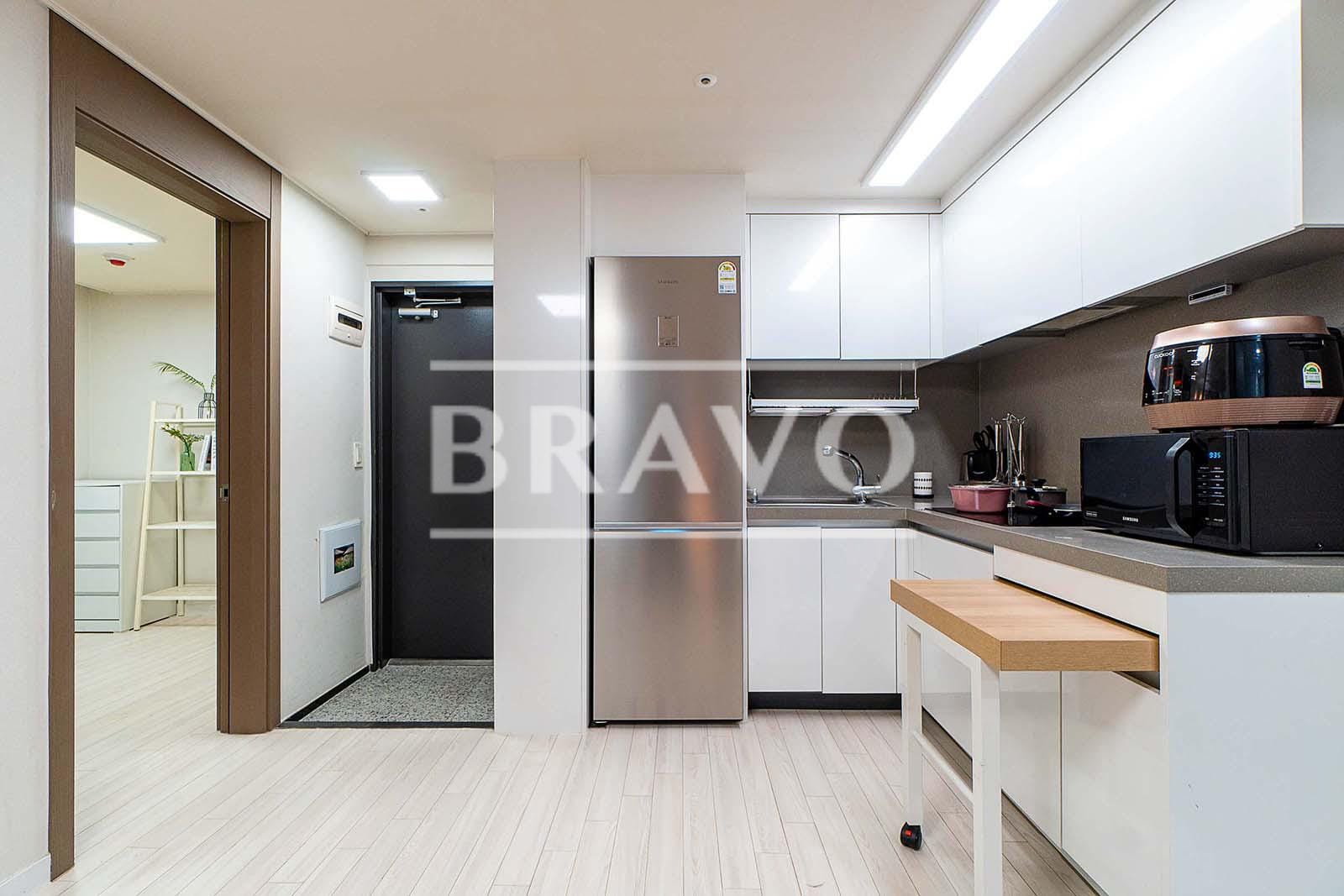 Kitchen with Irish table Short-Term Rent - Fully Furnished 2BR Apartment in Gangnam
