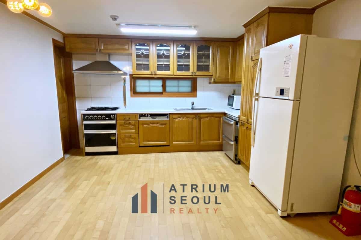 Kitchen with appliancen - Apartment For Rent in Huam- dong Yongsan Seoul