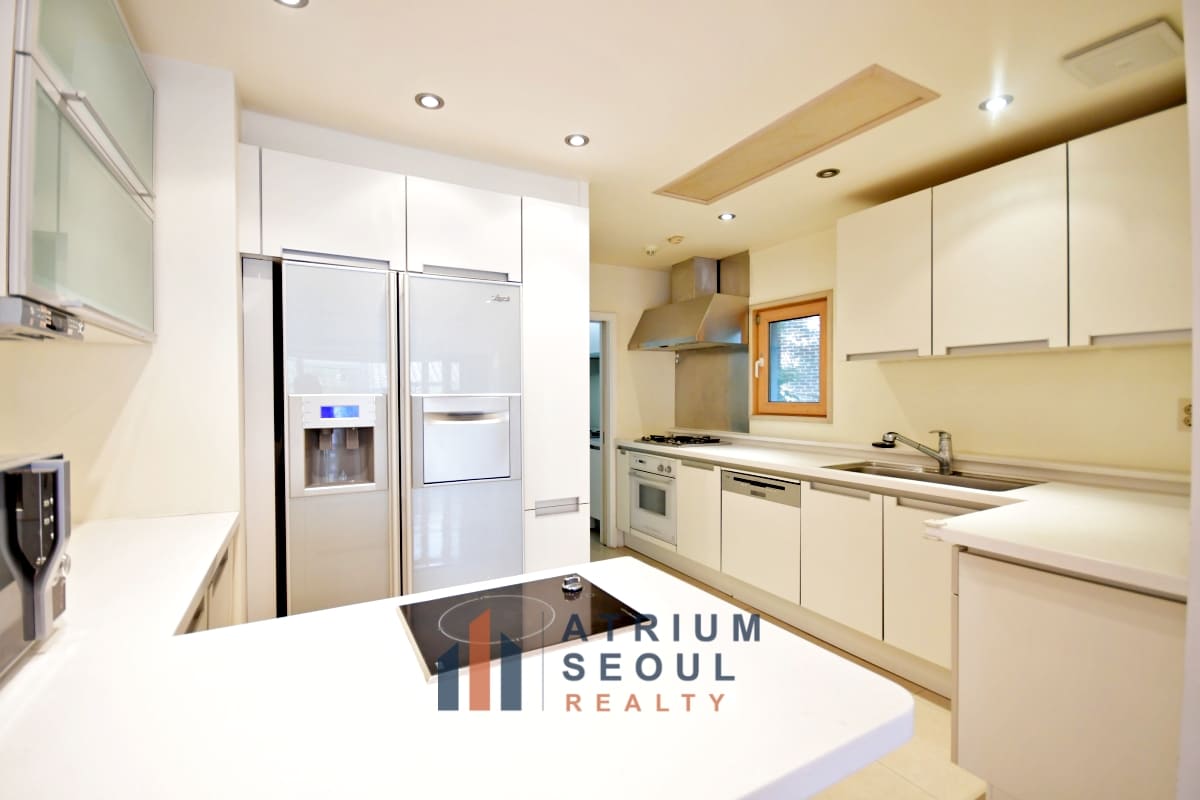 Kitchen with irish tabel Itaewon 3-Bedroom Residence For Rent - Apartment Rent in Seoul - Atrium Seoul Realty