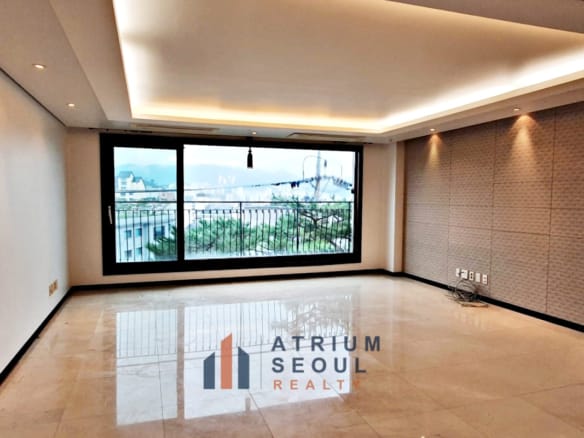 Bright living room Bright 3BR Villa for Rent in Seorae Village Banpo Seoul - Atrium Seoul Realty