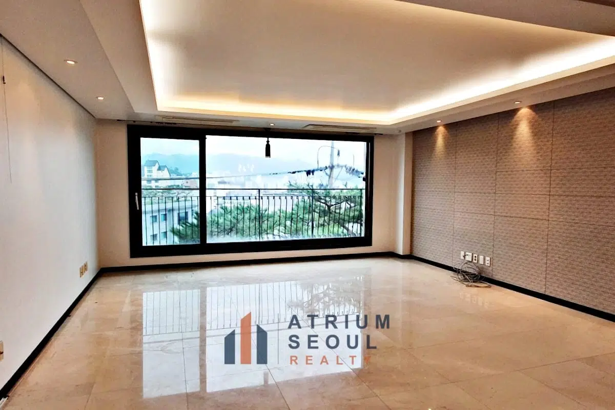 Bright living room Bright 3BR Villa for Rent in Seorae Village Banpo Seoul - Atrium Seoul Realty