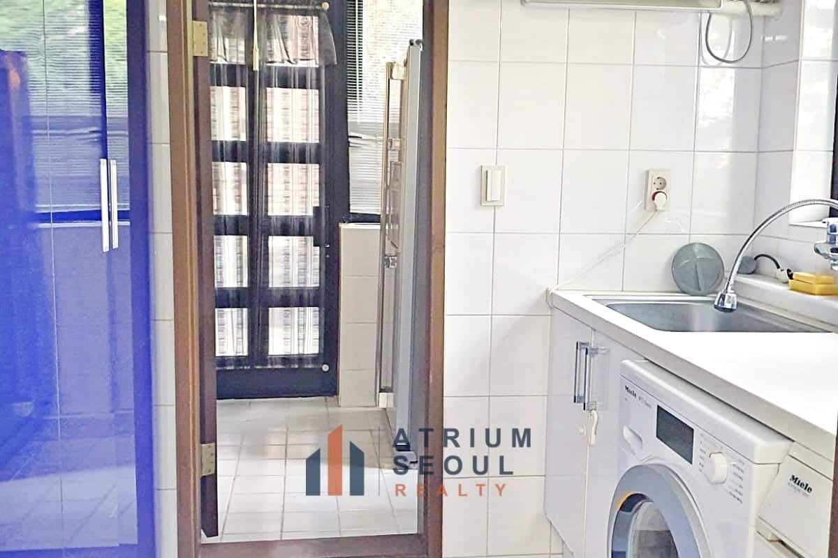 Laundry room Luxury 5-Bedroom House for Rent in French Village Seoul